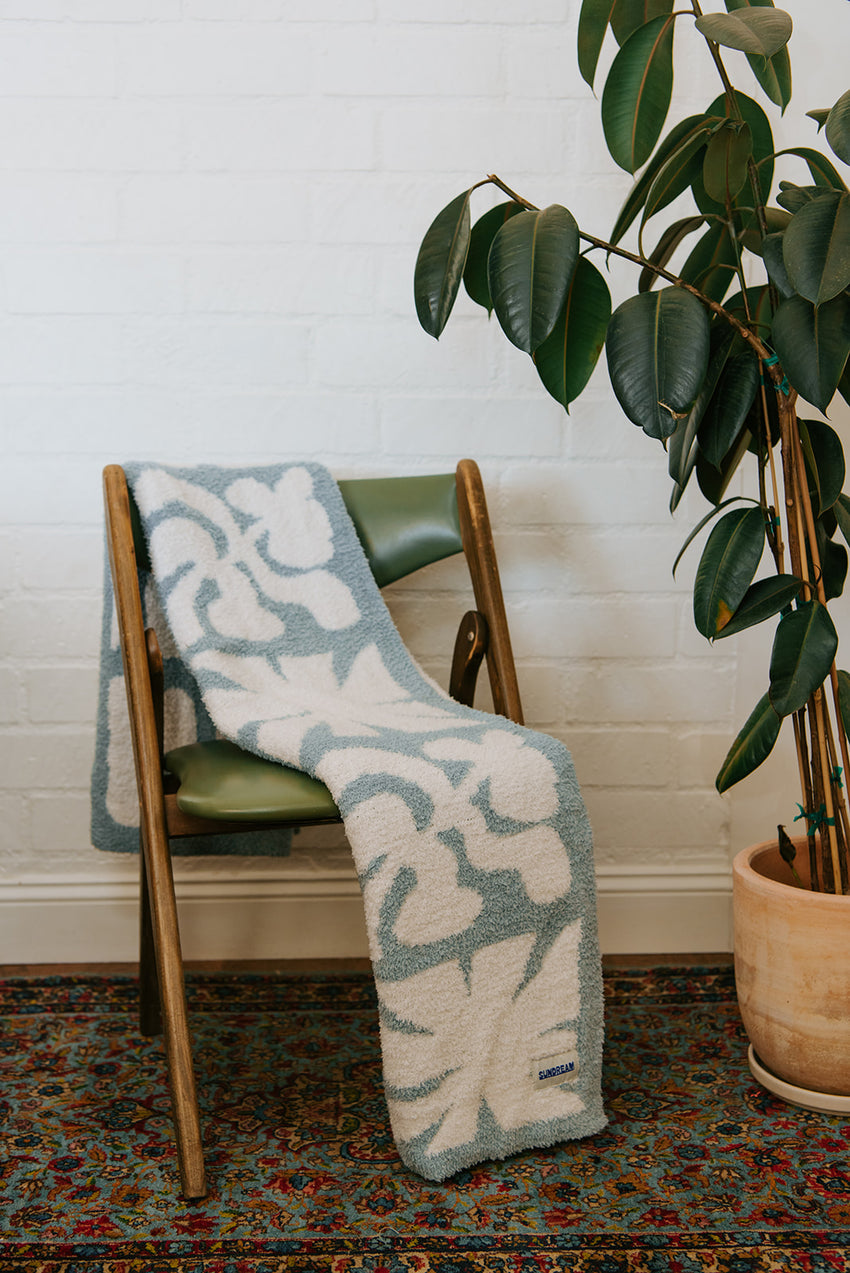 SUNDREAM LANAI PLUSH THROW - SLATE BLUE