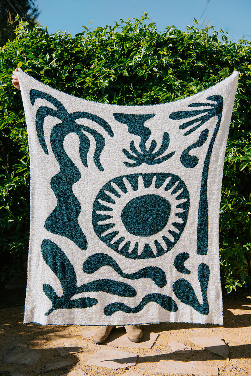 SUNDREAM PARADISE PLUSH THROW- PACIFIC BLUE