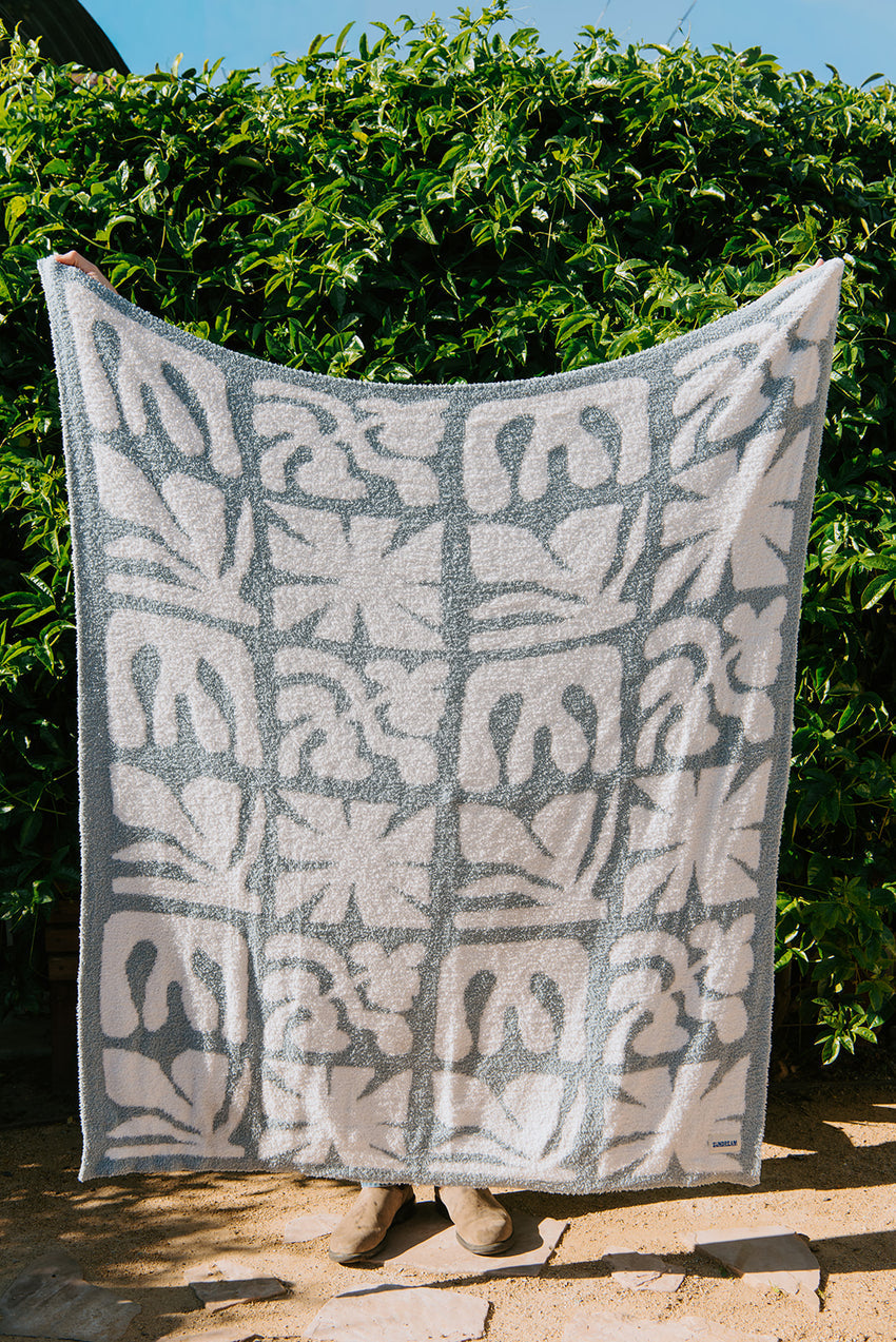 SUNDREAM LANAI PLUSH THROW - SLATE BLUE