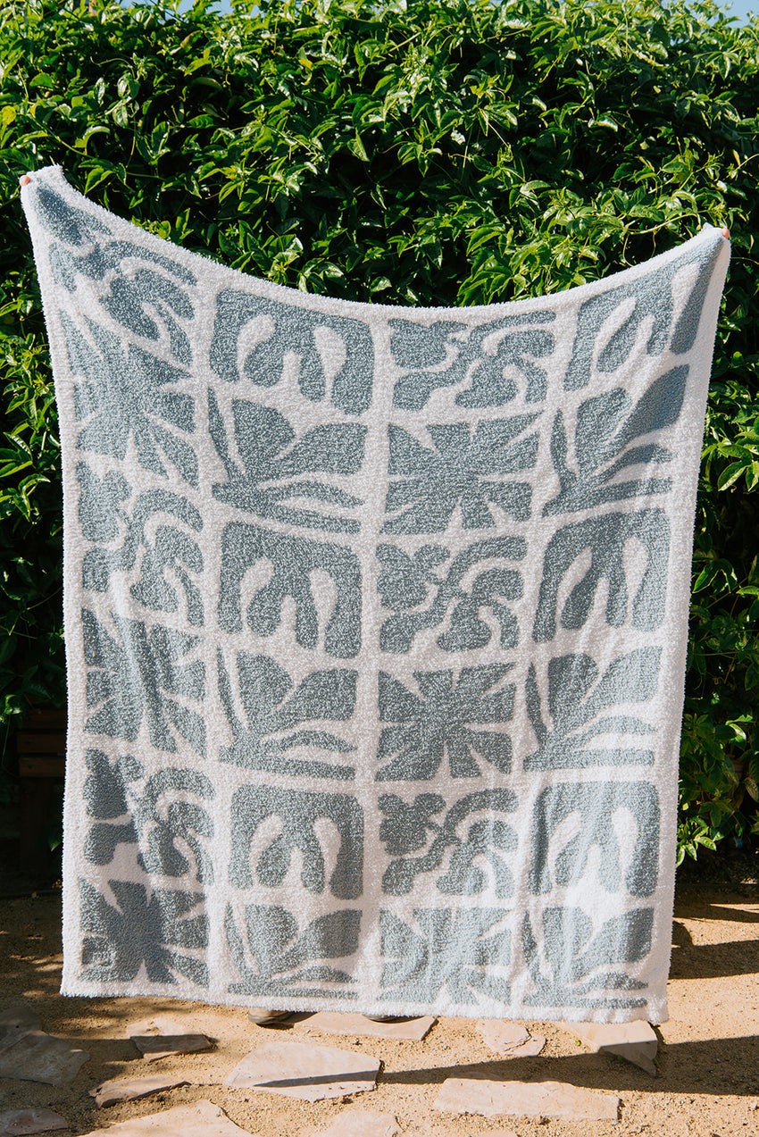 SUNDREAM LANAI PLUSH THROW - SLATE BLUE