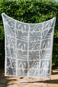 SUNDREAM LANAI PLUSH THROW - SLATE BLUE