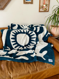 SUNDREAM PARADISE PLUSH THROW- PACIFIC BLUE